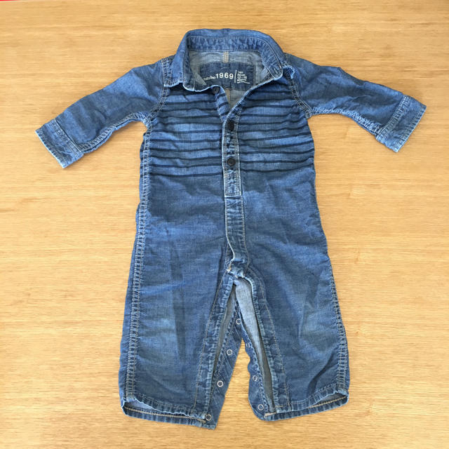 babyGAP(ベビーギャップ)のbabyGap デニムロンパ 80 キッズ/ベビー/マタニティのベビー服(~85cm)(ロンパース)の商品写真