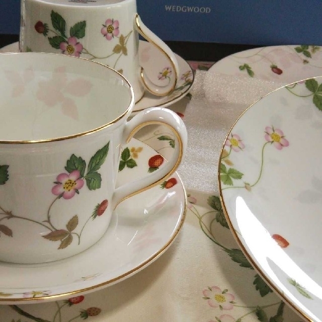 WEDGWOOD(ウェッジウッド)のウェッジウッドワイルドストロベリーパステルカップ＆ソーサー2客セット インテリア/住まい/日用品のキッチン/食器(グラス/カップ)の商品写真