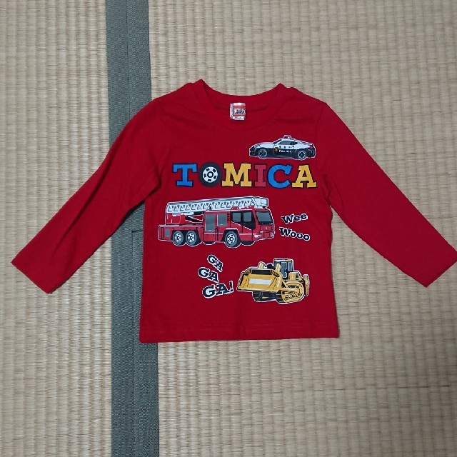 Takara Tomy(タカラトミー)の新品未使用 トミカ ロンＴ 90 キッズ/ベビー/マタニティのキッズ服男の子用(90cm~)(Tシャツ/カットソー)の商品写真