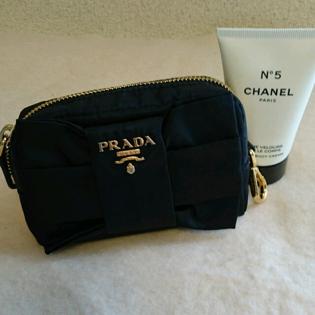 ♡PRADAリボン型ポーチ美品♡