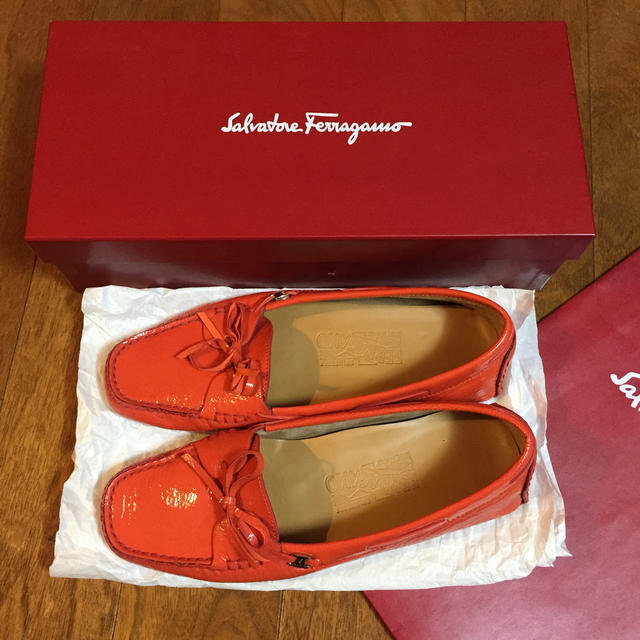 Salvatore Ferragamo(サルヴァトーレフェラガモ)のサルバトーレ フェラガモ ドライビングシューズ レディースの靴/シューズ(ローファー/革靴)の商品写真