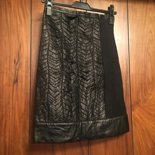 パトリツィアペペ(PATRIZIA PEPE)の本革　黒　スカート　イタリア製　パトリッシアぺぺ(ひざ丈スカート)