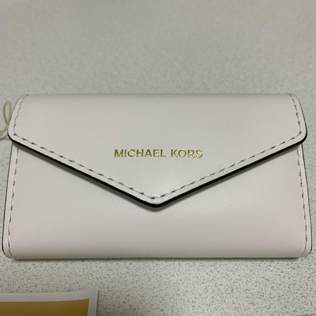 Michael Kors(マイケルコース)の【新品】MICHAEL KORS キーケース ホワイト　日本限定 レディースのファッション小物(キーケース)の商品写真