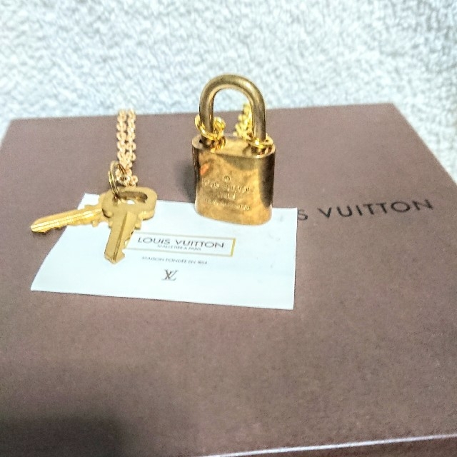 LOUIS VUITTON(ルイヴィトン)のルイヴィトン ゴールド カデナ南京錠、鍵2本付き！ メンズのアクセサリー(ネックレス)の商品写真