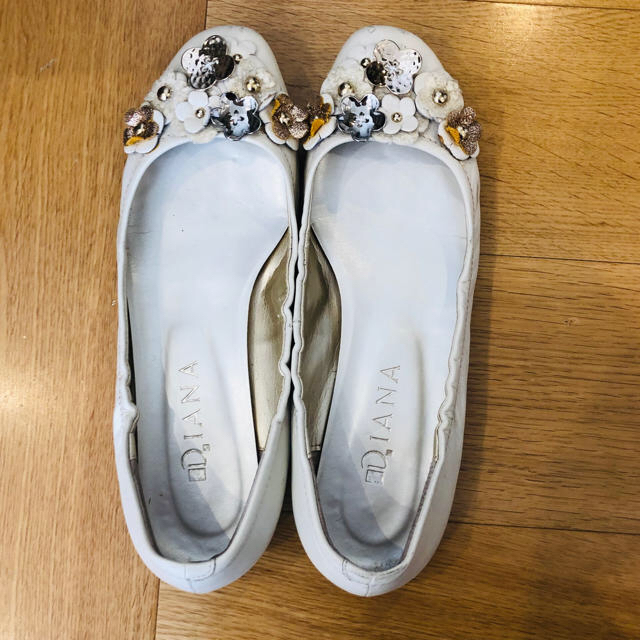 DIANA(ダイアナ)のダイアナ　フラワーバレエシューズ　ホワイト レディースの靴/シューズ(バレエシューズ)の商品写真