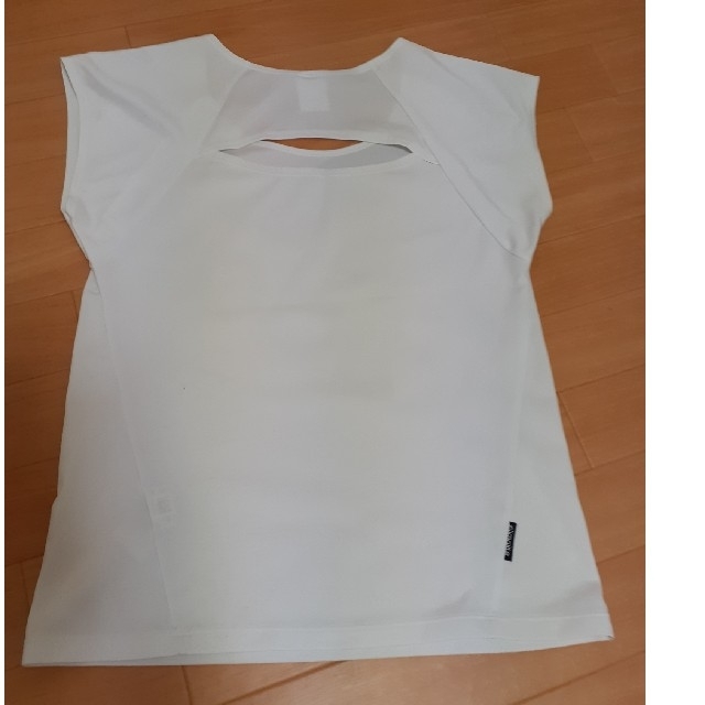 adidas(アディダス)のadidas　トレーニングシャツ　レディース　ホワイト　背中あき レディースのトップス(Tシャツ(半袖/袖なし))の商品写真