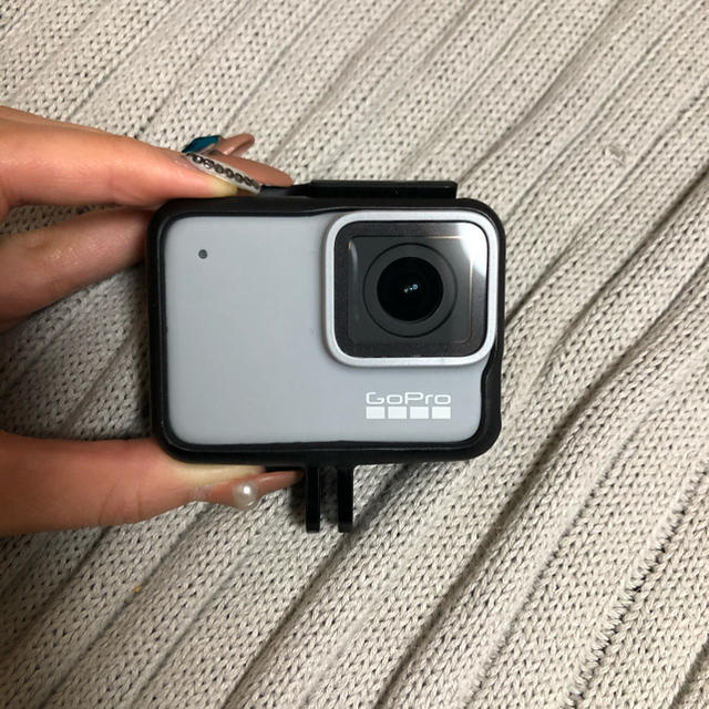 GoPro(ゴープロ)のgopro HERO7 white 三脚・メモリーカード付き スマホ/家電/カメラのカメラ(コンパクトデジタルカメラ)の商品写真