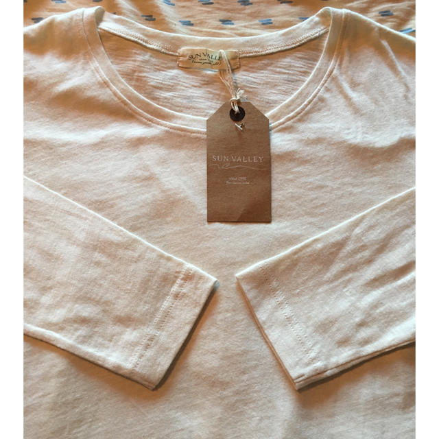 SUNVALLEY(サンバレー)のSunvalley  後ろスリットTシャツ(ナチュラル)  新品 レディースのトップス(Tシャツ(長袖/七分))の商品写真