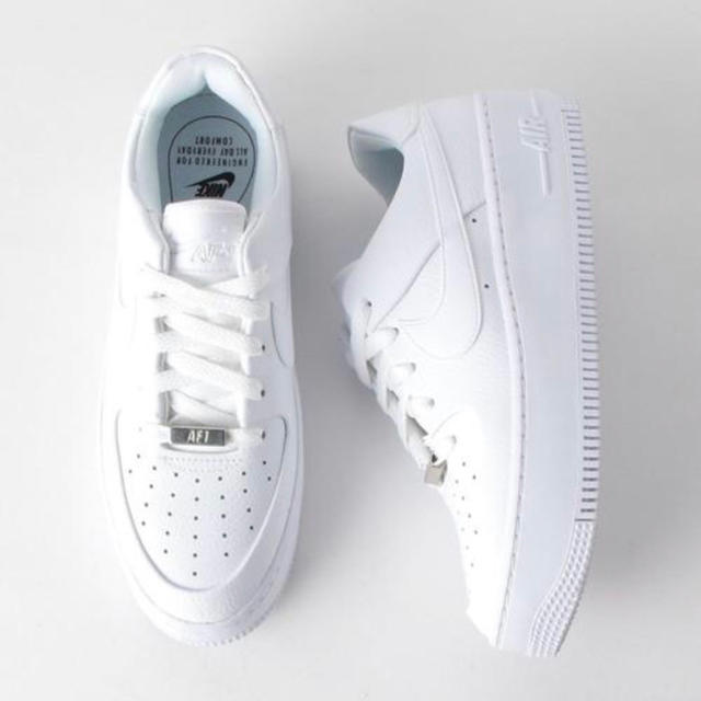 NIKE(ナイキ)のNIKE W AIRFORCE 1 SAGE LOW ナイキ エアフォース1 レディースの靴/シューズ(スニーカー)の商品写真