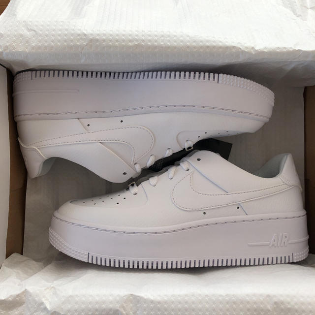 NIKE(ナイキ)のNIKE W AIRFORCE 1 SAGE LOW ナイキ エアフォース1 レディースの靴/シューズ(スニーカー)の商品写真