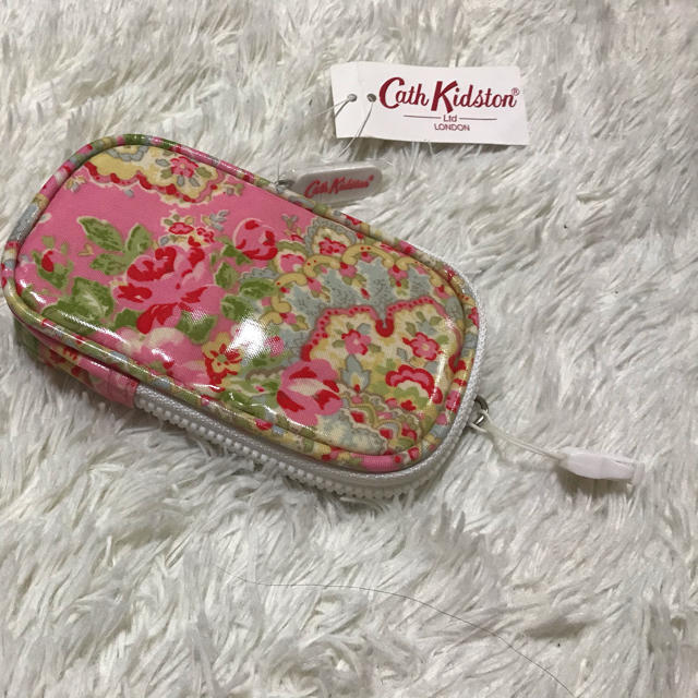 Cath Kidston(キャスキッドソン)のキャスキッドソン　ピンク　ネックストラップ付ポーチ レディースのファッション小物(ポーチ)の商品写真