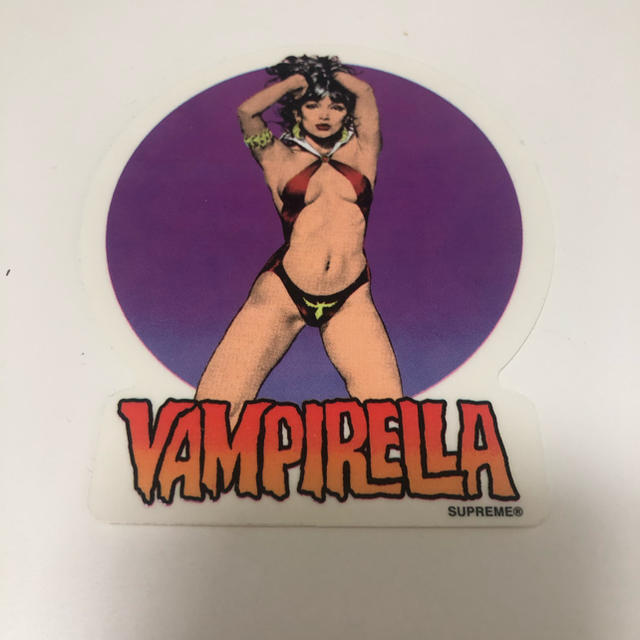 Supreme(シュプリーム)のsupreme vampirella ステッカー インテリア/住まい/日用品の文房具(シール)の商品写真