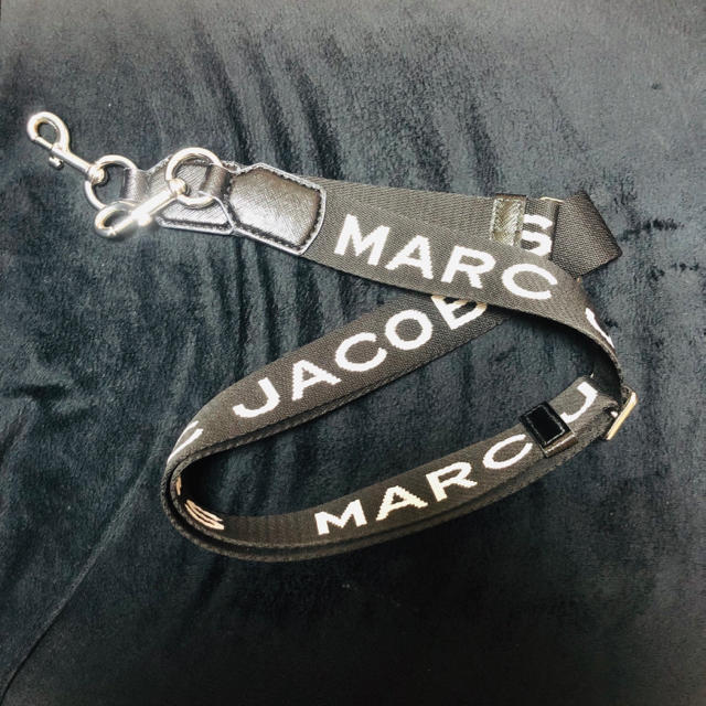 MARC JACOBS(マークジェイコブス)のMARC JACOBS マークジェイコブス ロゴ ストラップ 美品 レディースのバッグ(その他)の商品写真