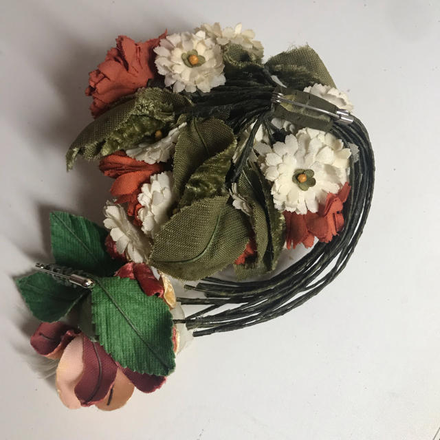 お花のブローチ レディースのアクセサリー(ブローチ/コサージュ)の商品写真