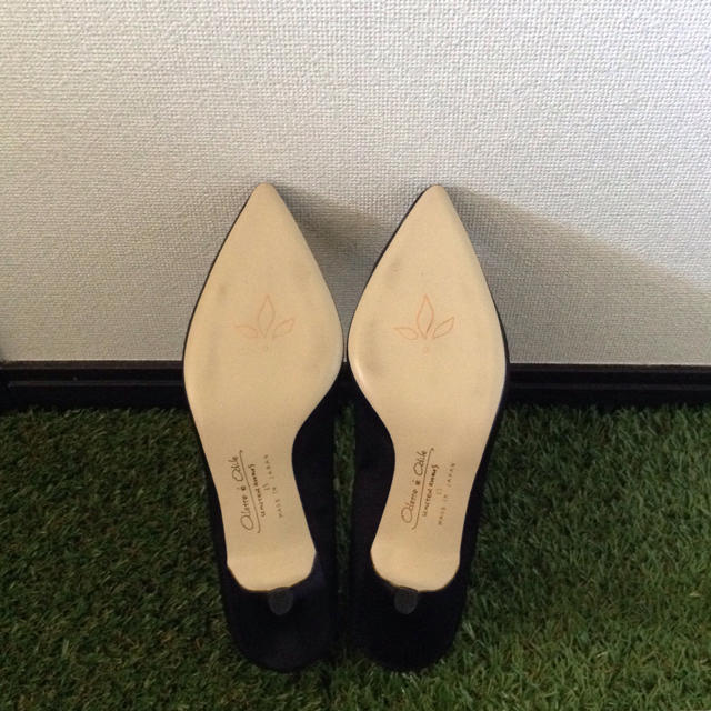 Odette e Odile(オデットエオディール)のブラックサテンポインテッドトゥパンプス レディースの靴/シューズ(ハイヒール/パンプス)の商品写真
