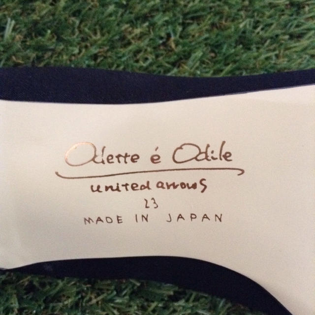 Odette e Odile(オデットエオディール)のブラックサテンポインテッドトゥパンプス レディースの靴/シューズ(ハイヒール/パンプス)の商品写真