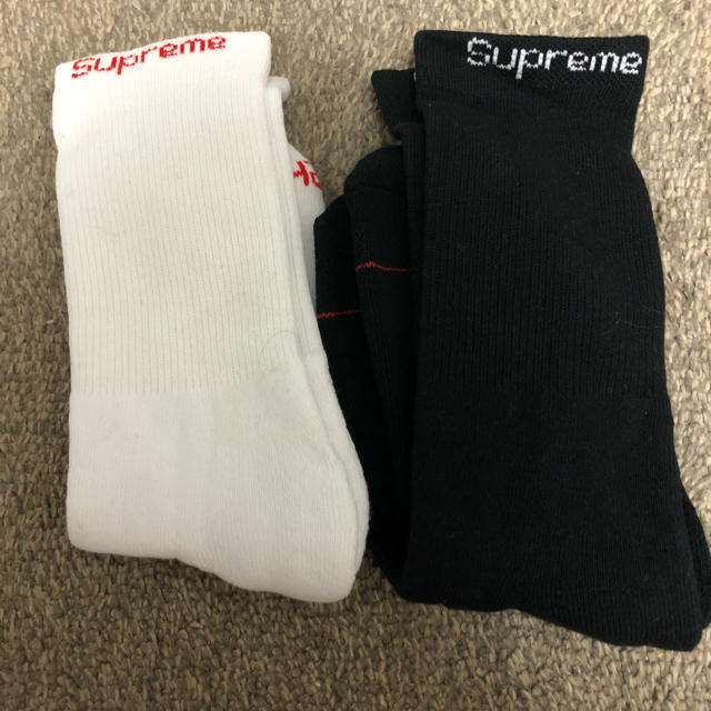 Supreme(シュプリーム)の早い者勝ち！SUPREMEシュプリーム×ヘインズ靴下 2色セット ソックス メンズのレッグウェア(ソックス)の商品写真