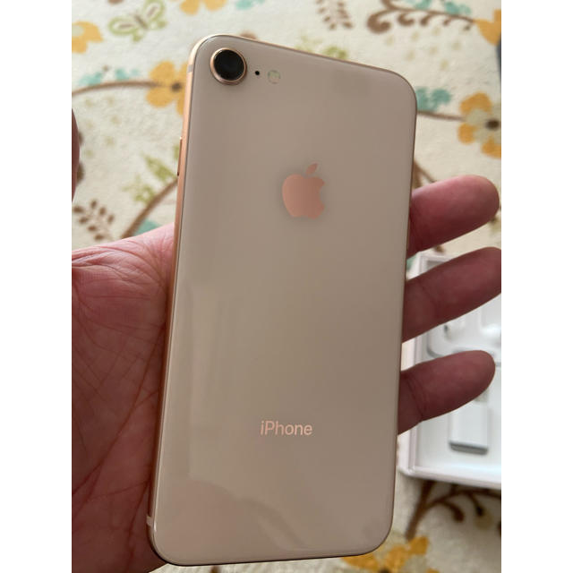 iPhone(アイフォーン)のiPhone8 64gb SIM解除　付属品新品未使用 スマホ/家電/カメラのスマートフォン/携帯電話(スマートフォン本体)の商品写真