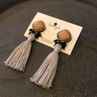 ロングタッセルピアス　タッセルグレー(ピアス)