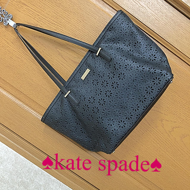 kate spade new york(ケイトスペードニューヨーク)の⭐︎お値下げ❣️新生活に❣️♤kate spade♤お花透かし柄軽量黒トート⭐︎ レディースのバッグ(トートバッグ)の商品写真