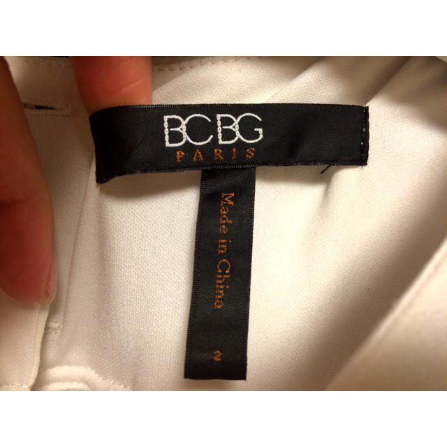 BCBGMAXAZRIA(ビーシービージーマックスアズリア)のBCBG ホワイトワンピース レディースのワンピース(ミニワンピース)の商品写真