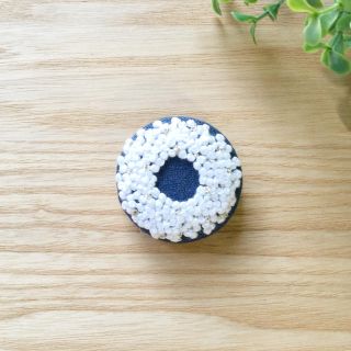 刺繍ブローチ  白ラメリース*(コサージュ/ブローチ)