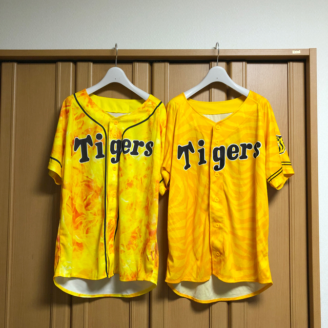 阪神タイガース(ハンシンタイガース)の阪神タイガース　黄色 黒 球場ユニフォーム　2着セット スポーツ/アウトドアの野球(応援グッズ)の商品写真