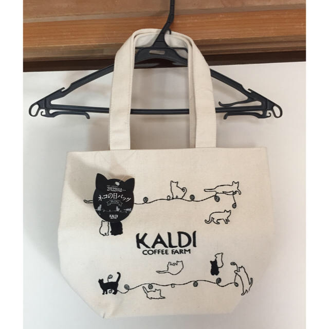 KALDI(カルディ)のneko様専用カルディ 2020ねこの日バッグ プレミアム  バッグとカレンダー レディースのバッグ(トートバッグ)の商品写真