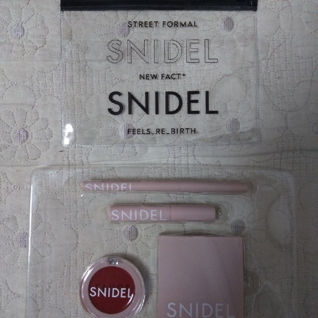 雑誌付録　SNIDEL 秋色ｺｽﾒｾｯﾄ＆ｸﾘｱﾎﾟｰﾁ コスメ/美容のキット/セット(コフレ/メイクアップセット)の商品写真