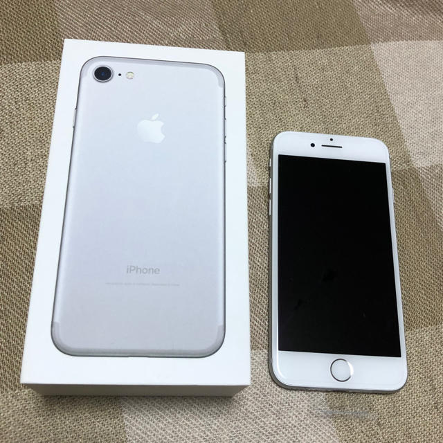 iPhone7 128GB シルバー　simフリー（SIMロック解除済）