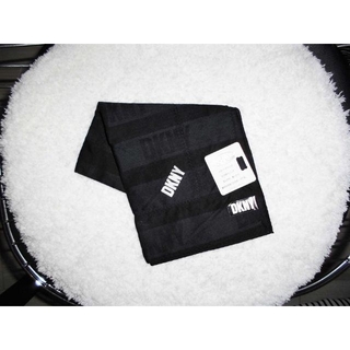 ダナキャランニューヨーク(DKNY)の新品DNKY大判ハンカチ黒スカーフ男女兼用ユニセックス白ロゴ(ハンカチ/ポケットチーフ)