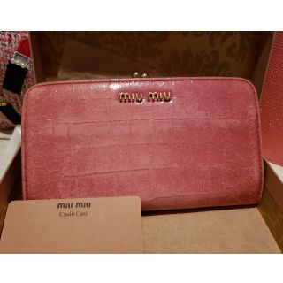 ミュウミュウ(miumiu)のmiumiuがま口二つ折り財布ピンク(財布)