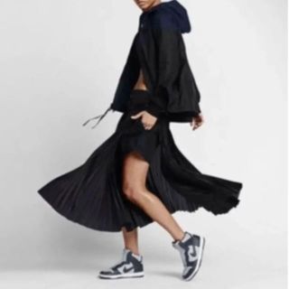 サカイ(sacai)のNike Sacai コラボプリーツスカート　サイズM(ひざ丈スカート)