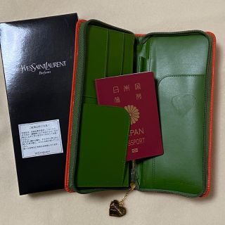 イヴサンローラン(YSL)のパスポートケース-