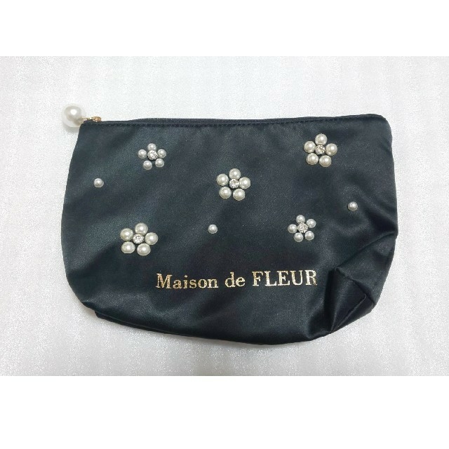 Maison de FLEUR(メゾンドフルール)のメゾンドフルール　フラワーパールポーチ　黒(※初期傷有り) レディースのファッション小物(ポーチ)の商品写真