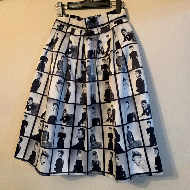 eimy istoire(エイミーイストワール)のオードリーヘップバーン柄　スカート レディースのスカート(ひざ丈スカート)の商品写真