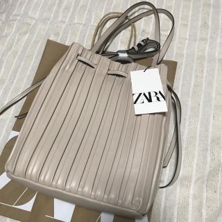 ザラ(ZARA)の専用　新品　ZARA プリーツ巾着バッグ　Mサイズ　大人気(ショルダーバッグ)