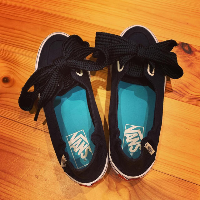 VANS(ヴァンズ)のVANS bigリボンモチーフのスニーカーパンプス♡ほぼ新品♫ レディースの靴/シューズ(スニーカー)の商品写真