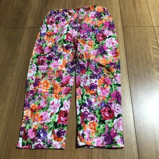 新品タグ無し　epilode 花柄パンツ size.M〜L(64〜77)(クロップドパンツ)