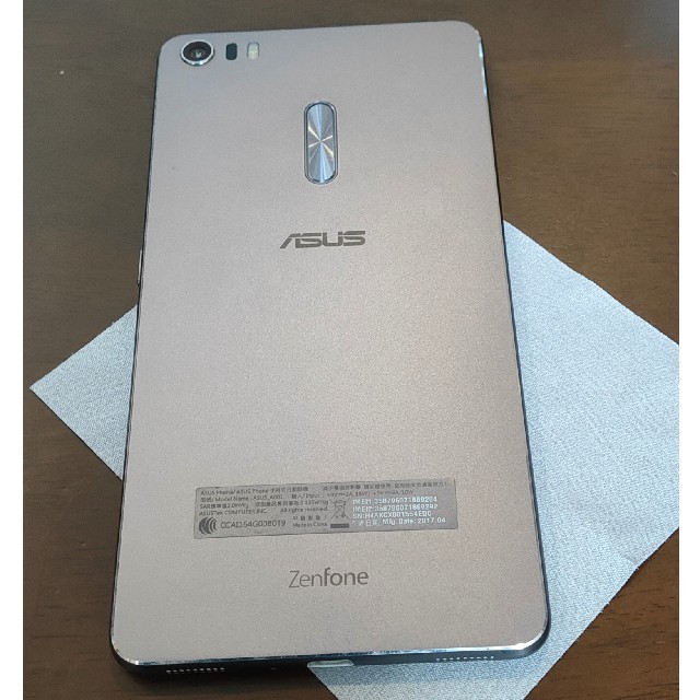 ASUS(エイスース)のASUS ZenFone3 Ultra グレーシルバー　4Gx32GB スマホ/家電/カメラのスマートフォン/携帯電話(スマートフォン本体)の商品写真