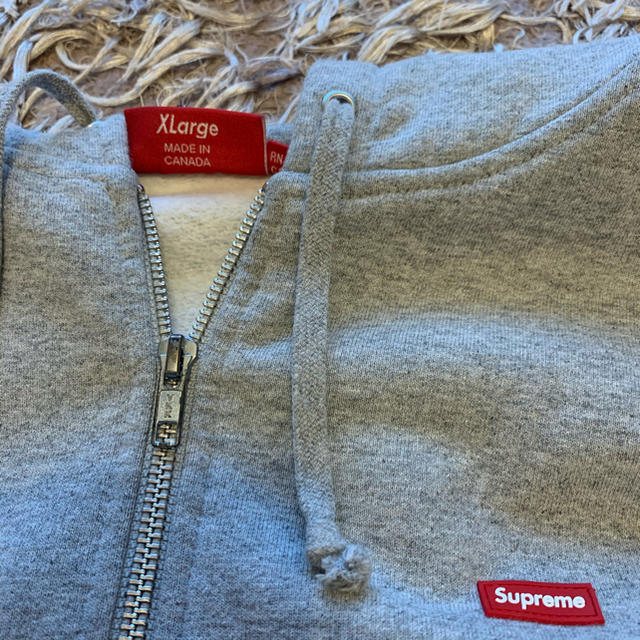 Supreme(シュプリーム)の［土日限定値下げ〕　Small Box Zip Up Sweatshirt メンズのトップス(パーカー)の商品写真