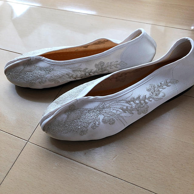 【新品未使用】チャイナシューズ　ホワイト　白　台湾　刺繍 レディースの靴/シューズ(バレエシューズ)の商品写真