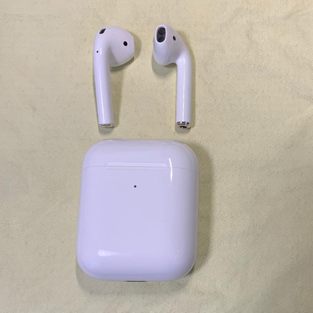 Apple(アップル)の(正規品です)Apple AirPods 第二世代 ケースはワイヤレス充電対応 スマホ/家電/カメラのオーディオ機器(ヘッドフォン/イヤフォン)の商品写真