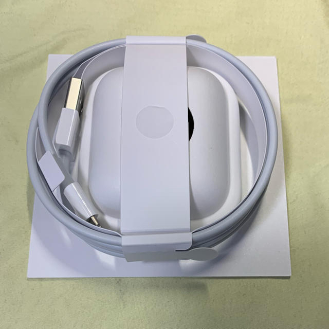 Apple(アップル)の(正規品です)Apple AirPods 第二世代 ケースはワイヤレス充電対応 スマホ/家電/カメラのオーディオ機器(ヘッドフォン/イヤフォン)の商品写真
