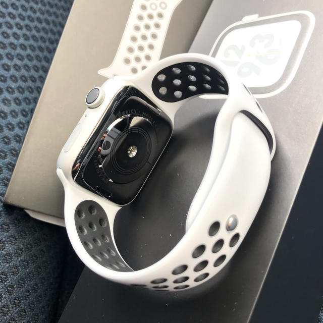 Apple Watch(アップルウォッチ)のナイキアップルウォッチ4 希少品　AppleCare付き　美品 メンズの時計(腕時計(デジタル))の商品写真