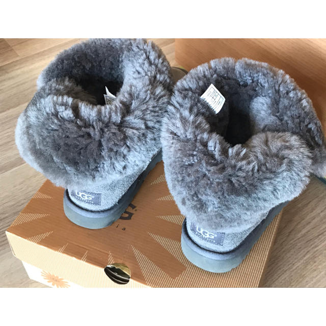 UGG(アグ)のUGG Bailey Button Boots 5803 ショートブーツ レディースの靴/シューズ(ブーツ)の商品写真