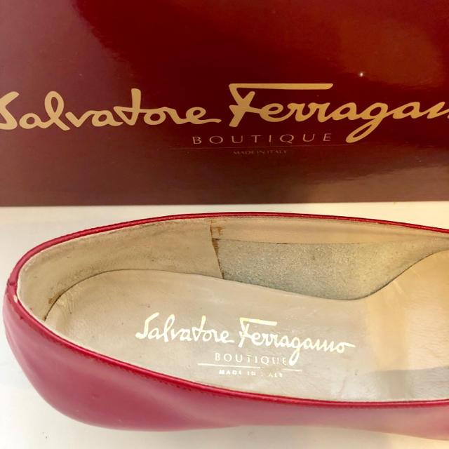 Salvatore Ferragamoサルバトーレフェラガモ  ヴァラ パンプス レディースの靴/シューズ(ハイヒール/パンプス)の商品写真