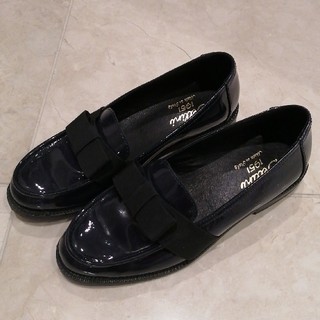 ディエゴベリーニ(DIEGO BELLINI)のネイビー　黒リボン　靴(ローファー/革靴)