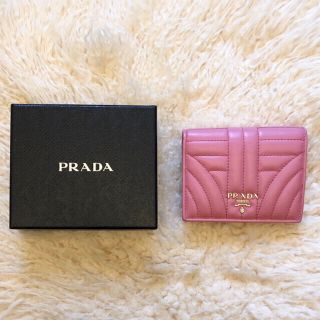 「直営店購入!雑誌掲載PRADA二つ折り財布ピンク キルティング