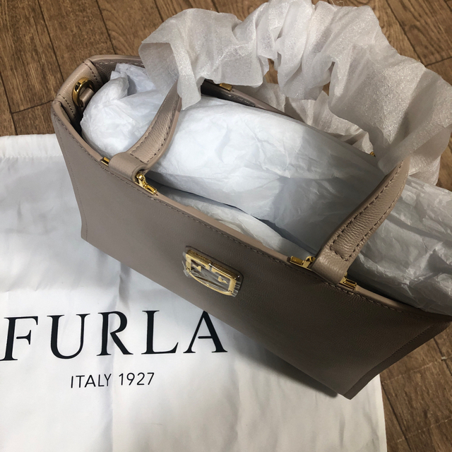 Furla - FURLA BELVEDERE トートバッグ S ダリア ベージュ の通販 by ...